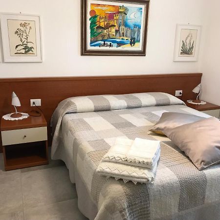 Casa Mary Due - Trilocale Con Giardino Privato A Due Passi Dal Lago Sirmione Buitenkant foto