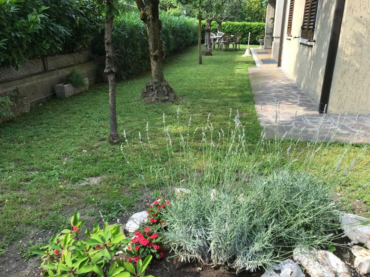 Casa Mary Due - Trilocale Con Giardino Privato A Due Passi Dal Lago Sirmione Buitenkant foto