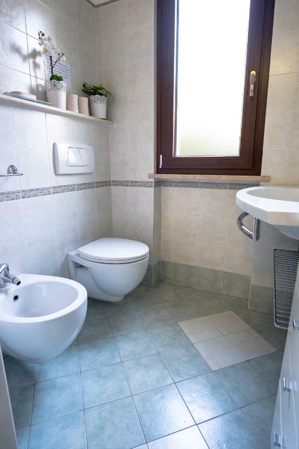 Casa Mary Due - Trilocale Con Giardino Privato A Due Passi Dal Lago Sirmione Buitenkant foto