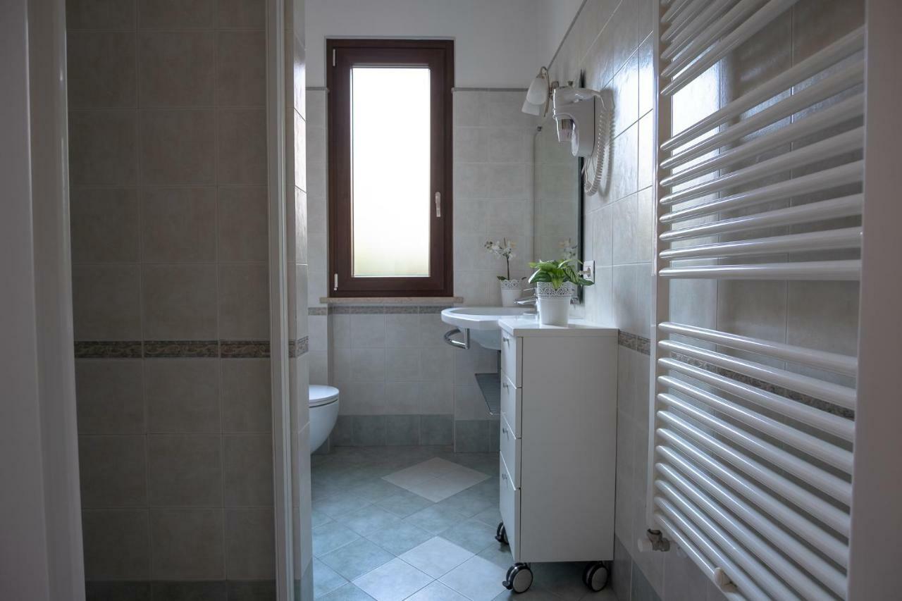 Casa Mary Due - Trilocale Con Giardino Privato A Due Passi Dal Lago Sirmione Buitenkant foto
