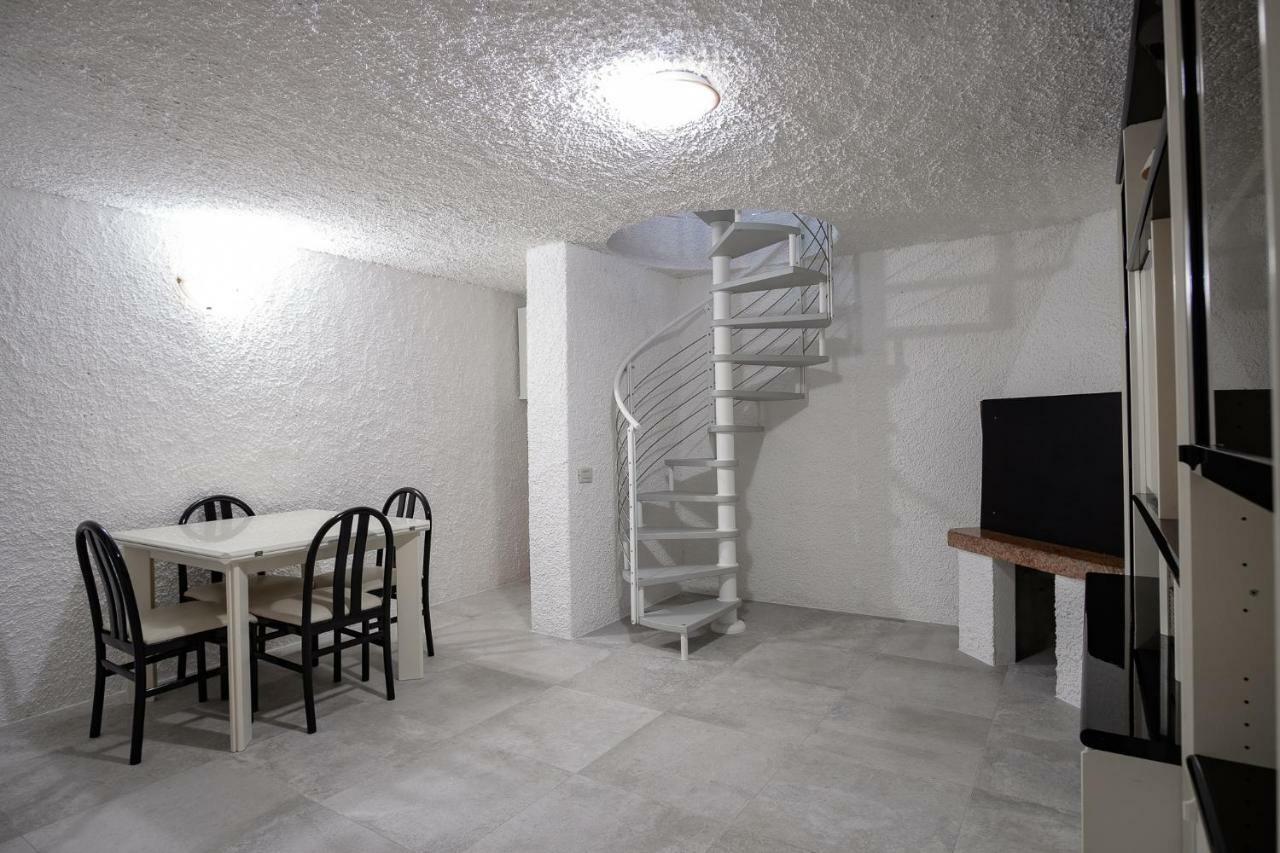 Casa Mary Due - Trilocale Con Giardino Privato A Due Passi Dal Lago Sirmione Buitenkant foto