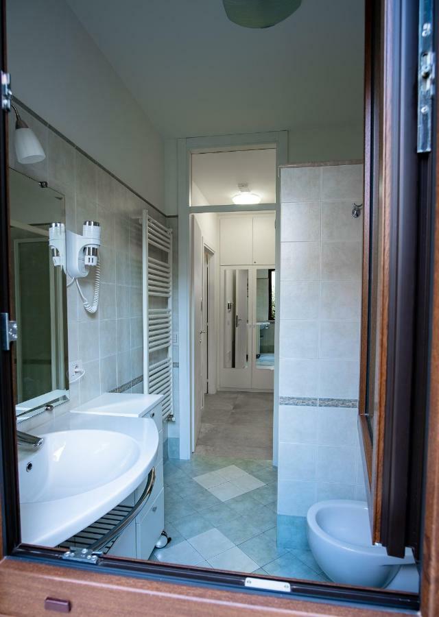 Casa Mary Due - Trilocale Con Giardino Privato A Due Passi Dal Lago Sirmione Buitenkant foto